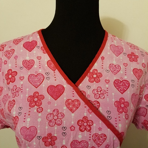 Heart Valentine' scrub top size medium pink white - Picture 7 of 8